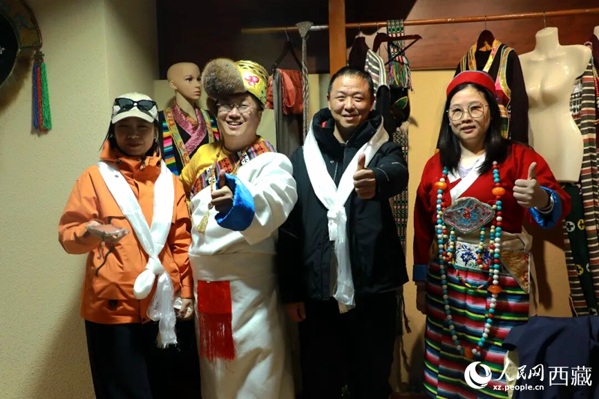 游客在扎西曲登社區(qū)體驗(yàn)藏族服飾文化。大家身著色彩鮮艷的藏裝，佩戴特色飾品，臉上洋溢著喜悅的笑容。人民網(wǎng)記者 吳雨仁攝