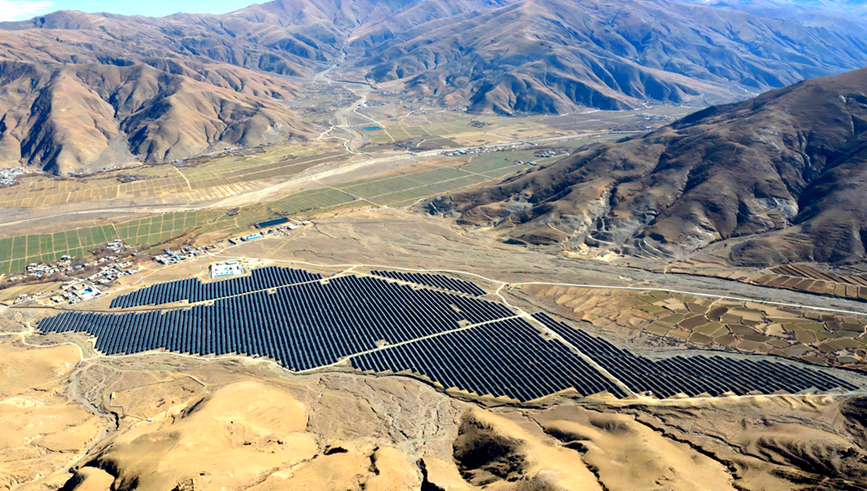 雅魯藏布江畔，光伏“藍(lán)海”覆蓋昔日沙丘。人民網(wǎng)記者 吳雨仁攝