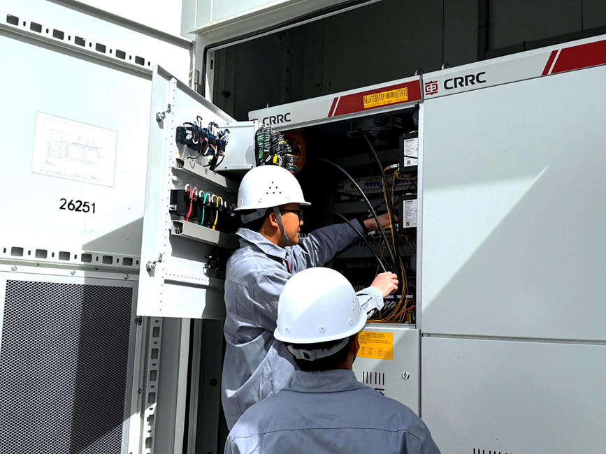 運(yùn)維人員精細(xì)檢修，保障清潔電力穩(wěn)定輸出。人民網(wǎng)記者 吳雨仁攝