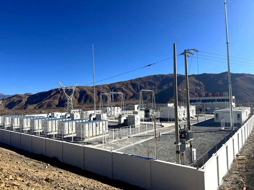 西藏自治區(qū)山南市扎囊縣扎其鄉(xiāng)羅堆村50兆瓦光伏治沙示范項(xiàng)目現(xiàn)場(chǎng)，電網(wǎng)設(shè)施有序運(yùn)行，綠電由此輸送四方。人民網(wǎng)記者 吳雨仁攝