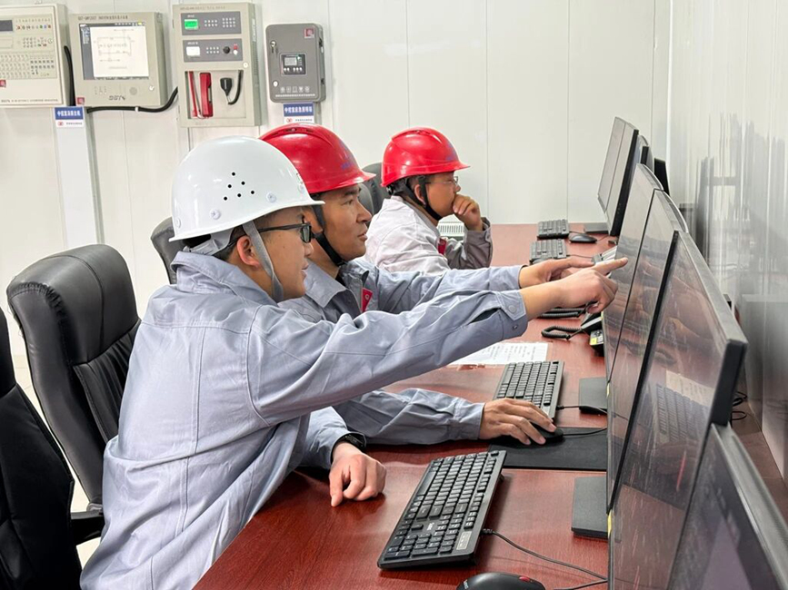 在項(xiàng)目控制室內(nèi)，技術(shù)人員實(shí)時(shí)監(jiān)測(cè)光伏矩陣的運(yùn)行數(shù)據(jù)與發(fā)電情況。人民網(wǎng)記者 吳雨仁攝