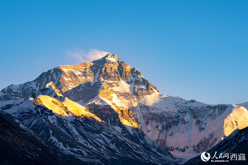 日照金山峰聳云。人民網(wǎng)記者 吳雨仁攝