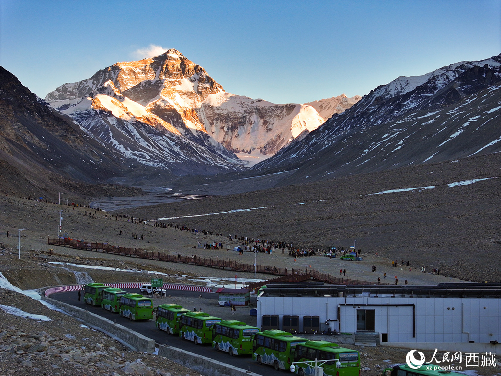 綠巴滿載客望峰巔。人民網(wǎng)記者 吳雨仁攝