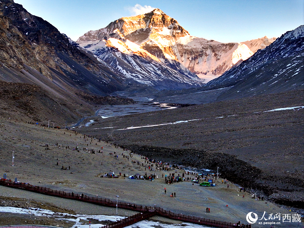 大本營游人觀珠峰。人民網(wǎng)記者 吳雨仁攝