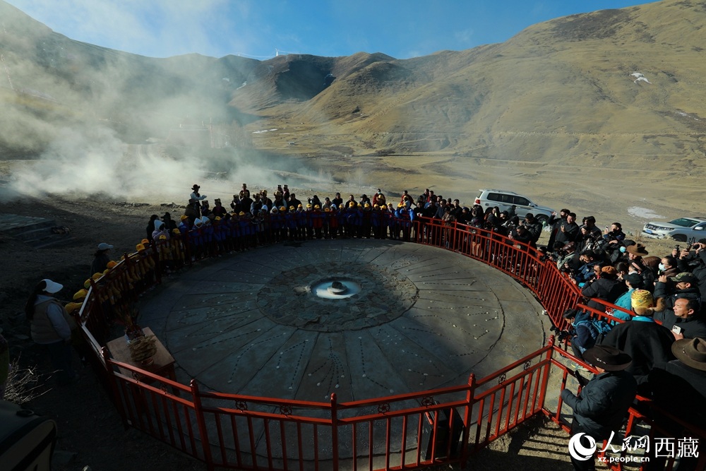 達(dá)普天文觀測臺上，陽光精準(zhǔn)穿透觀測房的方孔，投射在測光石上，標(biāo)志著高原春耕灌溉時節(jié)正式到來。人民網(wǎng)記者 吳雨仁攝