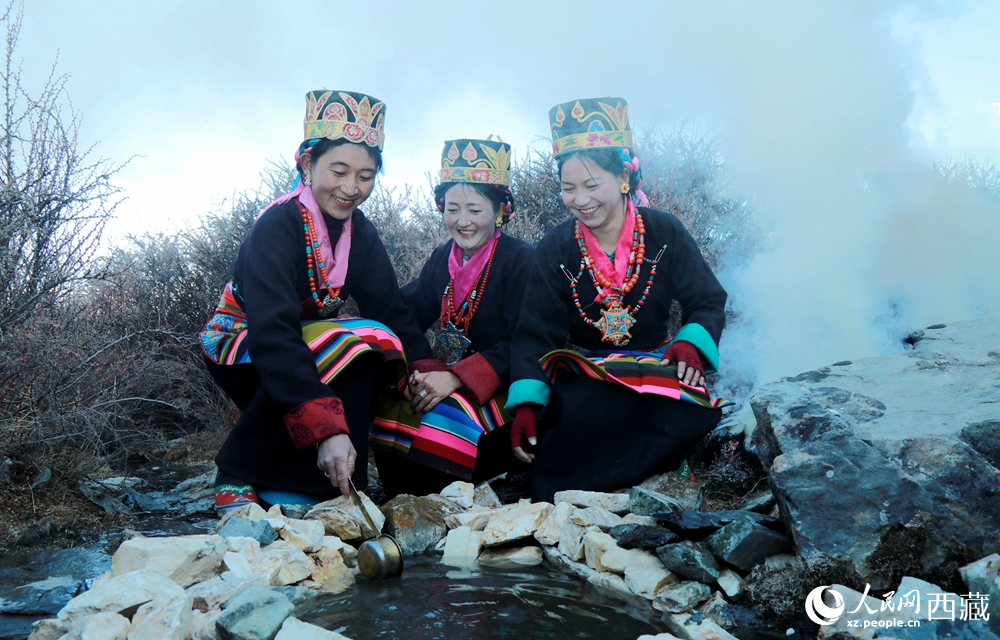 拉東村的婦女們身著盛裝，面帶笑容，用銅勺從溪石間取水，以傳統(tǒng)儀式祈愿新一年五谷豐登、風(fēng)調(diào)雨順。人民網(wǎng)記者 吳雨仁攝