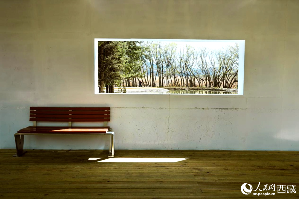 拉魯濕地公園內(nèi)的涼亭巧用開窗設計，讓自然景觀宛如畫作懸掛在涼亭墻壁上。曹曦元攝