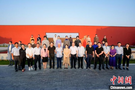 近40套藏式針織系列時(shí)裝亮相2022北京時(shí)裝周。　北京時(shí)裝周供圖