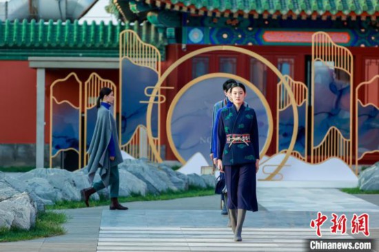 近40套藏式針織系列時(shí)裝亮相2022北京時(shí)裝周。　北京時(shí)裝周供圖