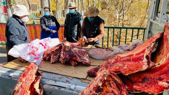 圖為市民正在買牛肉，本報(bào)記者 格桑倫珠攝(3737723)-20221201105107(1).jpg