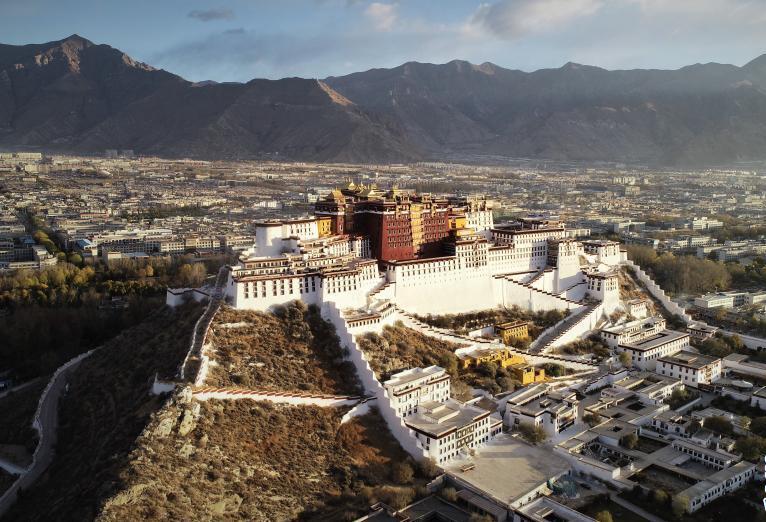 朝陽中的布達拉宮??2018??11??15日攝)???新華社記??? 普布扎西 ??.jpg