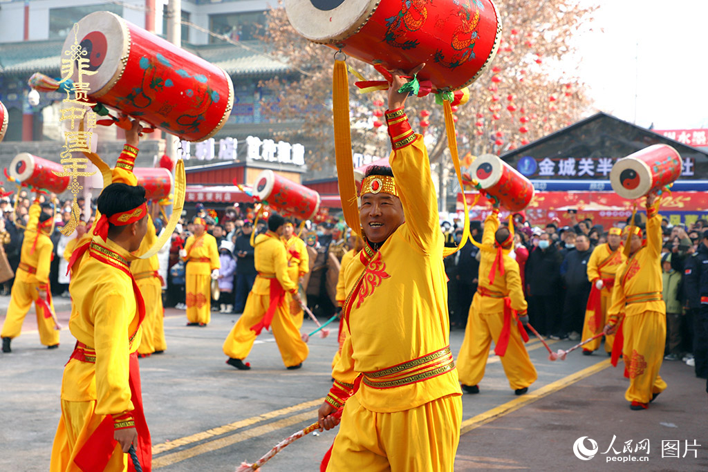 2025年1月29日，蘭州太平鼓、舞獅、軍儺、秦腔等精彩的蘭州市經(jīng)典非物質(zhì)文化遺產(chǎn)代表性項(xiàng)目在金城關(guān)黃河文化旅游街區(qū)廣場集中亮相。人民網(wǎng)記者 焦隆攝