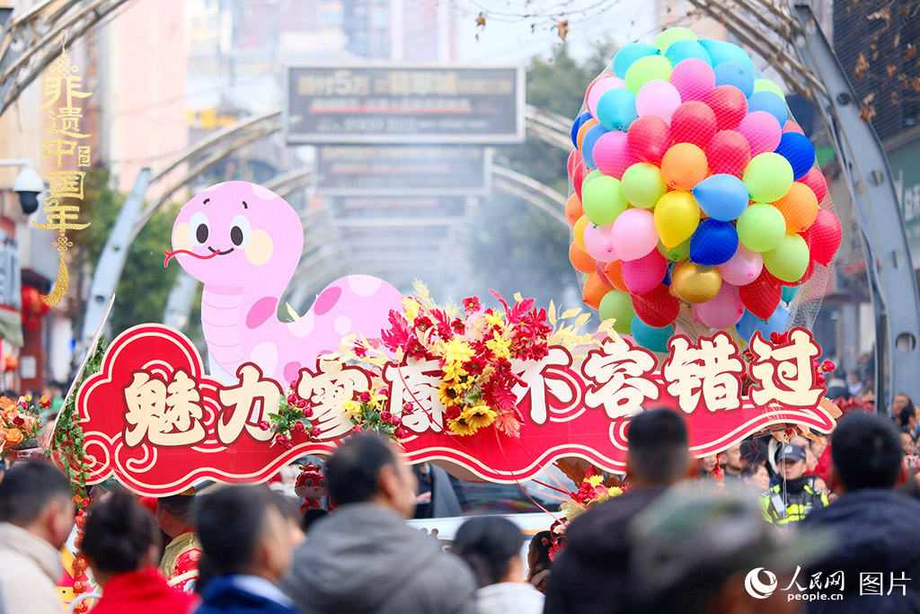 2025年1月29日，大年初一，云南省曲靖市麒麟?yún)^(qū)舉行“千人舞麒麟”活動(dòng)，耍龍舞獅過大年，現(xiàn)場人山人海，熱鬧非凡。人民網(wǎng) 莊志斌攝