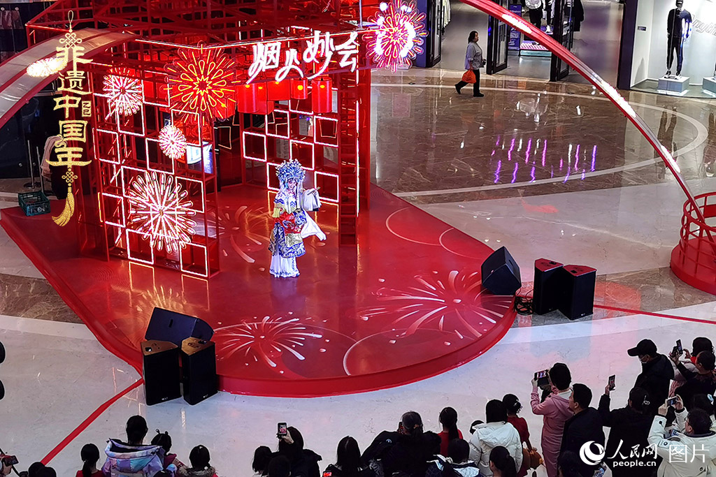 2025年1月29日，大年初一，吉林省京劇團(tuán)亮相長春“煙火妙會(huì)”，演員們用的精湛技藝，為市民呈上一場韻味悠長的視聽盛宴，一招一式盡顯京劇魅力?，F(xiàn)場還進(jìn)行了京劇知識(shí)科普，讓傳統(tǒng)文化在互動(dòng)中 “活” 起來，為新春佳節(jié)增添了一抹濃厚的文化底色 。人民網(wǎng)記者 王帝元攝