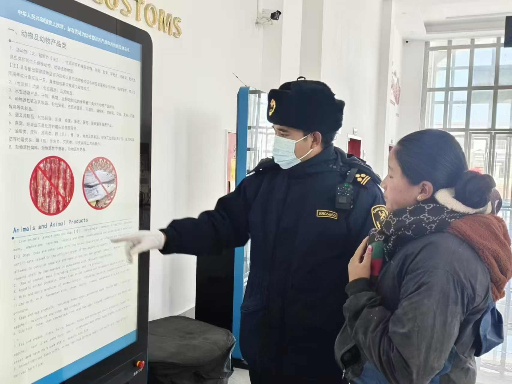 海關(guān)關(guān)員對(duì)入境邊民進(jìn)行禁止攜帶、郵寄進(jìn)境動(dòng)植物及其產(chǎn)品解讀。次旺久美攝