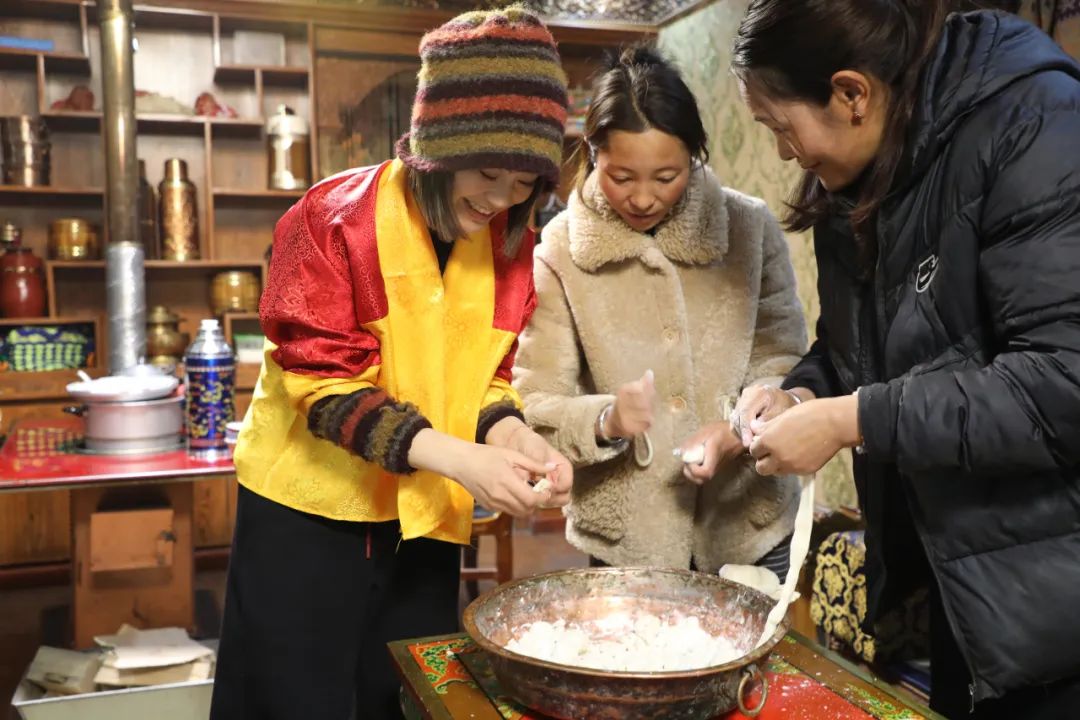 游客體驗(yàn)制作“古突”。巴桑卓嘎攝