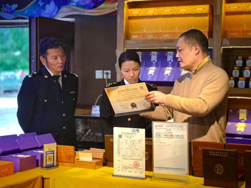 拉薩海關(guān)所屬林芝海關(guān)關(guān)員在藏紅花出口種植基地調(diào)研。拉薩海關(guān)供圖