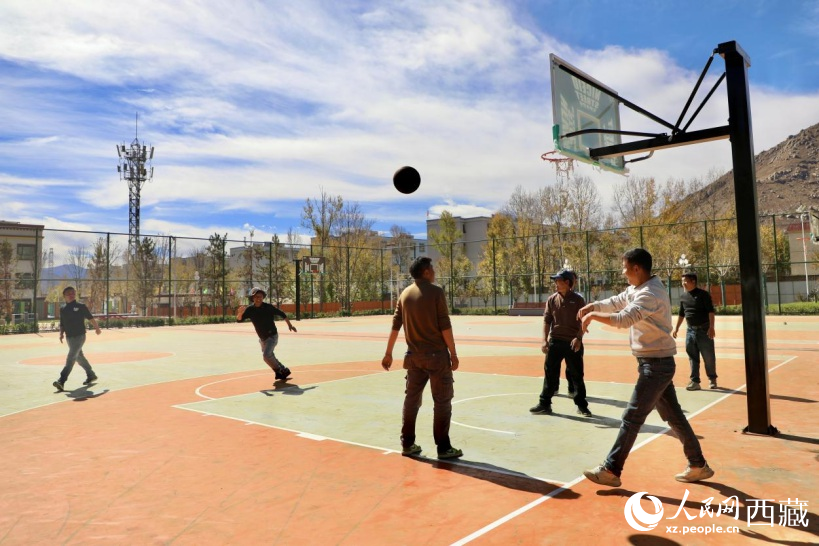 圖為周邊居民在公園內(nèi)打球。人民網(wǎng)記者 次仁羅布攝