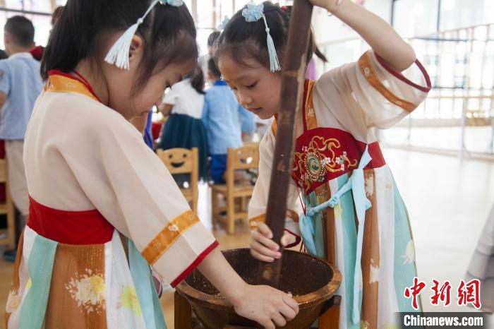 圖為小朋友們參加“將樂(lè)擂茶”制作?！《^生 攝