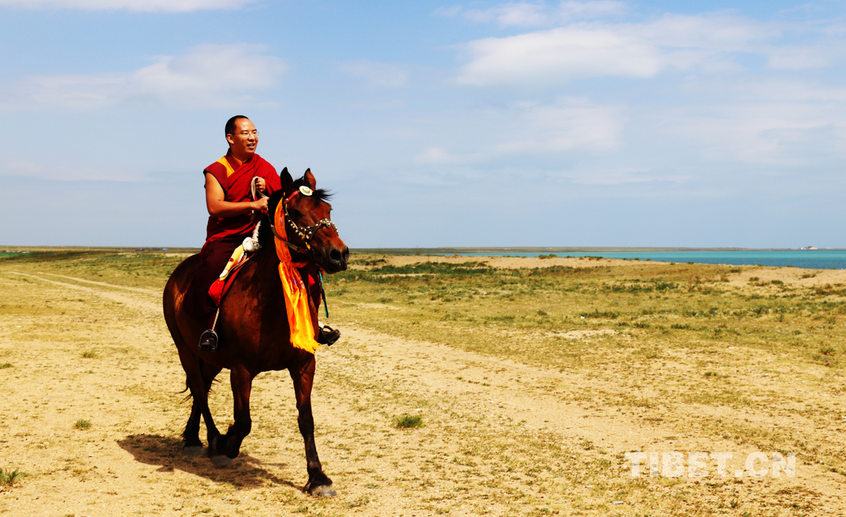 班禪大師在青海湖邊策馬馳騁2。攝影： 噶哇扎西.jpg