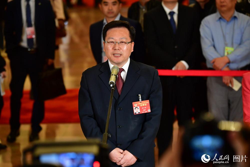 全國政協(xié)委員、中國聯(lián)通研究院院長張?jiān)朴陆邮苡浾卟稍L。