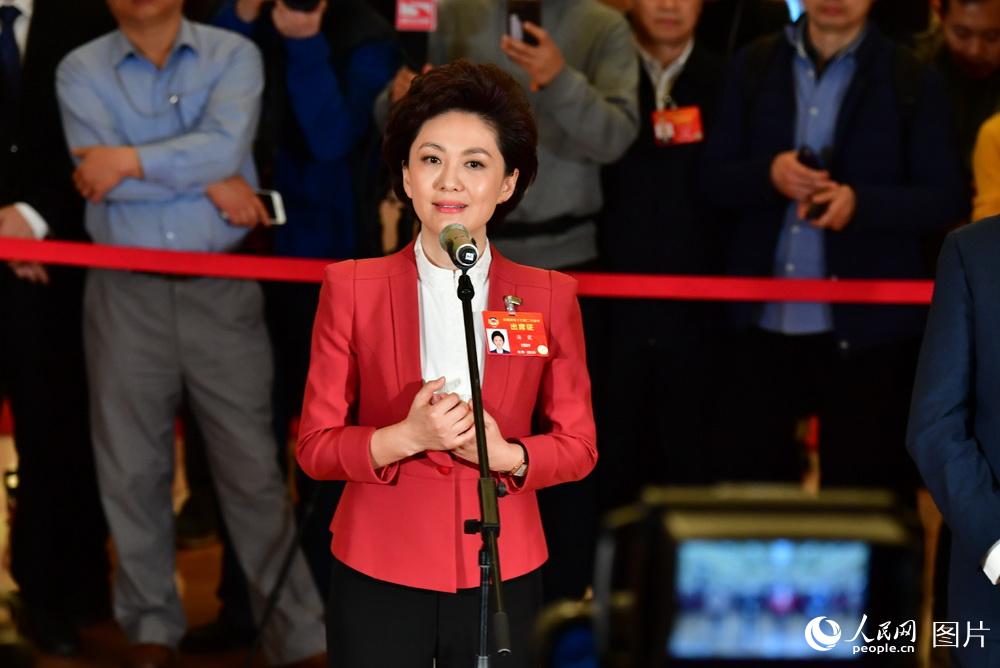 全國政協(xié)委員、中央廣播電視總臺央視新聞主播海霞接受記者采訪。