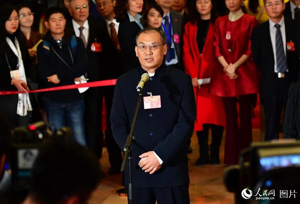 全國政協(xié)委員、湖南省生態(tài)環(huán)境廳副廳長潘碧靈接受記者采訪。