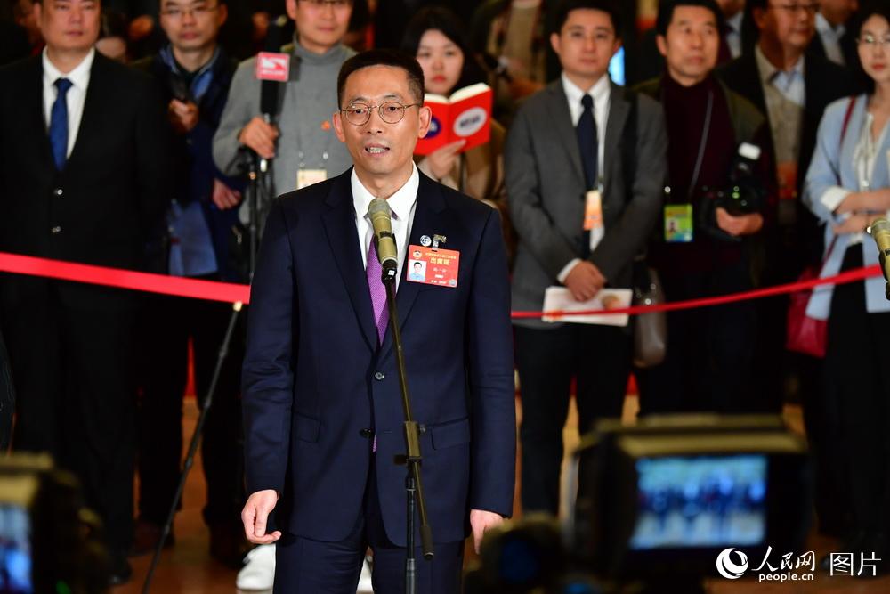 全國政協(xié)委員、西湖大學校長施一公接受記者采訪。