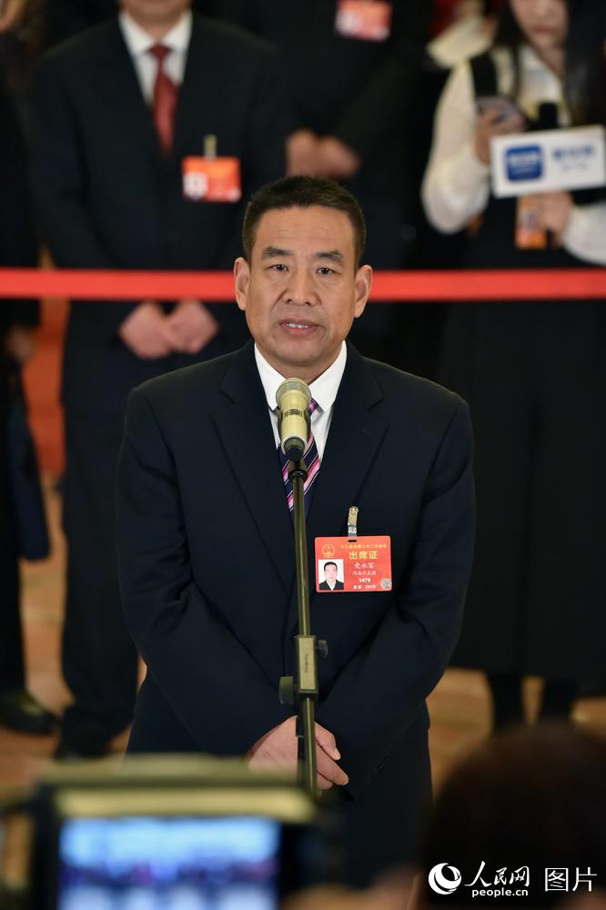 全國人大代表、河南遠(yuǎn)東生物工程公司技術(shù)部部長黨永富回答記者提問。