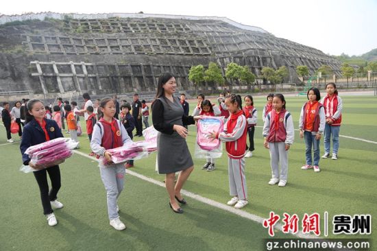 修文縣組織搬遷戶子女開展戶外拓展活動，捐贈愛心物資。