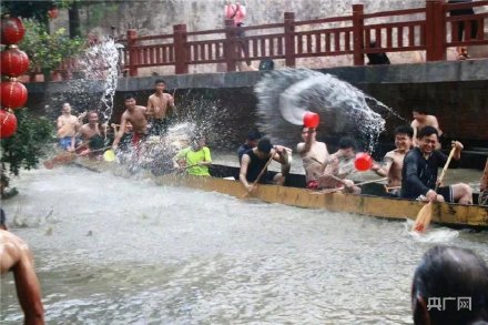 場面震撼！中國龍舟之鄉(xiāng)順德舉行起龍儀式