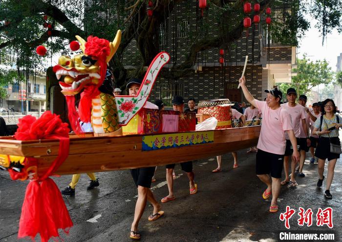 圖為5月29日，長(zhǎng)樂(lè)江田鎮(zhèn)村民們推著新龍舟前行?！埍?攝