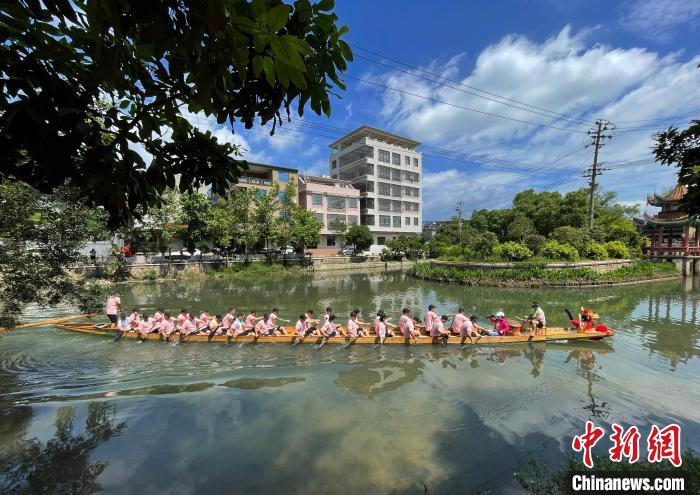 圖為5月29日，長(zhǎng)樂(lè)江田鎮(zhèn)新龍舟入水后在水中劃行。　張斌 攝