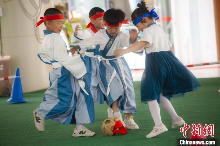 圖為小朋友們開(kāi)展蹴鞠比賽?！《^生 攝