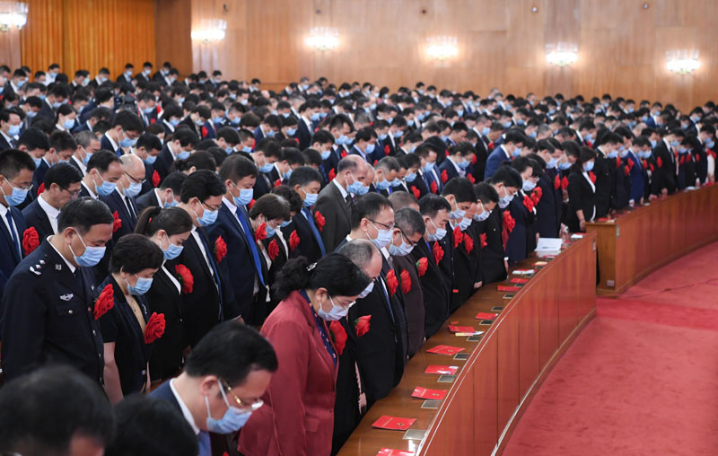 2020年9月8日上午，全國抗擊新冠肺炎疫情表彰大會在北京人民大會堂隆重舉行。這是全場肅立，向新冠肺炎疫情犧牲烈士和逝世同胞默哀。