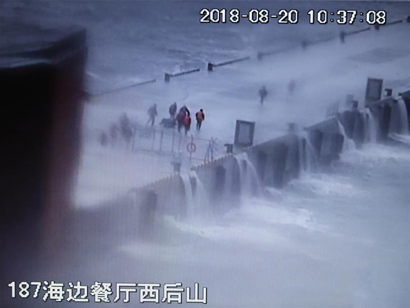 這是翻拍的2018年8月20日現(xiàn)場監(jiān)控錄像。錄像記錄了黃群、宋月才、姜開斌等同志搶救國家某重點試驗平臺的場景。