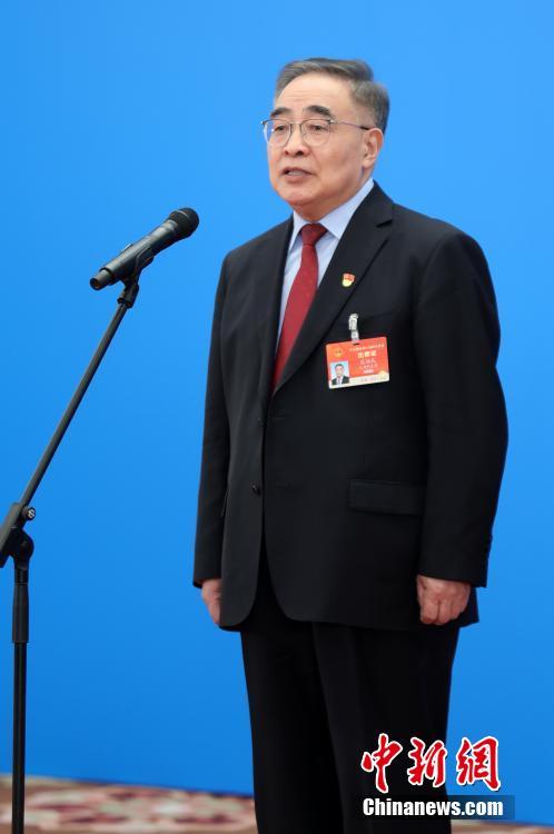 3月8日，第十三屆全國人民代表大會(huì)第四次會(huì)議舉行第二場(chǎng)“代表通道”采訪活動(dòng)。圖為全國人大代表張伯禮通過網(wǎng)絡(luò)視頻方式接受采訪。 <a target='_blank' ><p  align=