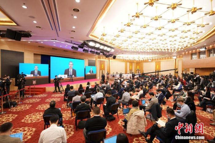 圖為記者在梅地亞中心多功能廳采訪。<a target='_blank' ><p  align=