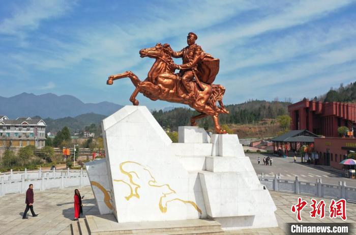 賀龍元帥故鄉(xiāng)桑植縣已成為張家界西線旅游的重要組成部分?！钊A峰 攝