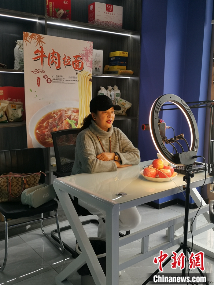 一位主播正在為延安地方特產(chǎn)直播帶貨。<a target='_blank'  ><p  align=