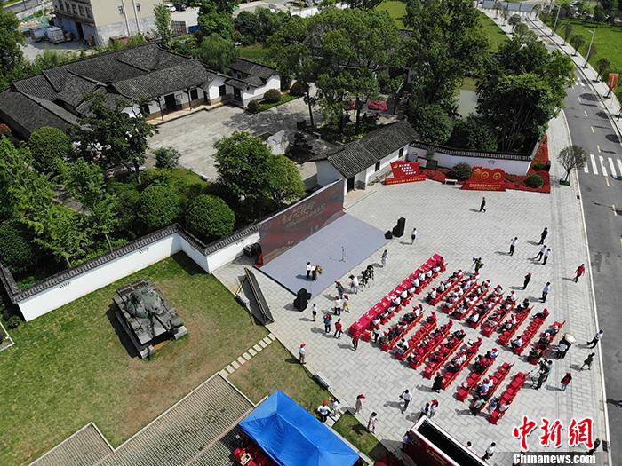 31日上午，“在這里讀懂初心使命——網(wǎng)絡媒體革命老區(qū)行”網(wǎng)絡主題采訪活動湖南站啟動儀式在長沙許光達故居舉行。<a target='_blank'  ><p  align=