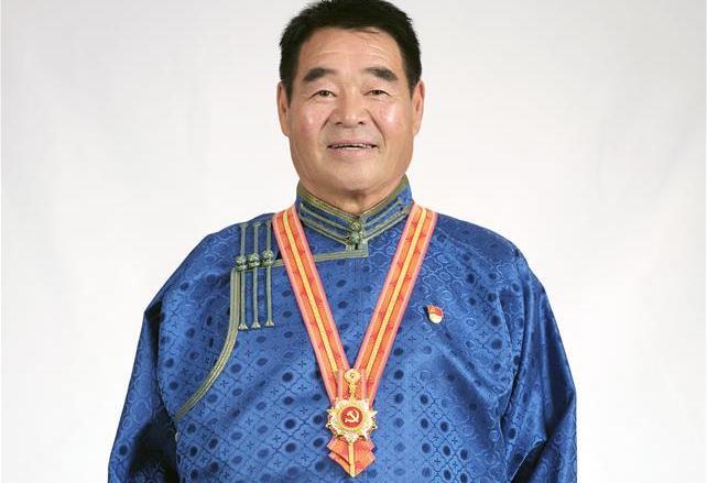 （奮斗百年路　啟航新征程·“七一勛章”獲得者·圖文互動(dòng)）（1）“草原之子”廷·巴特爾：讓草原綠起來，幫牧民富起來
