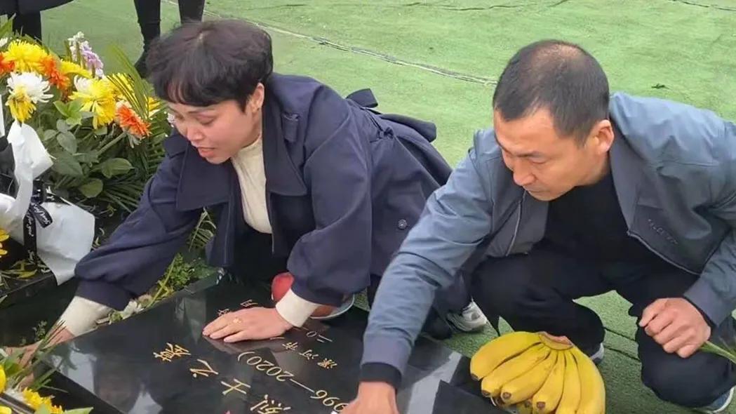 悼念戍邊烈士王焯冉：全國(guó)各地近五萬(wàn)人自發(fā)獻(xiàn)花祭英烈，奶奶仍在等孫子回家