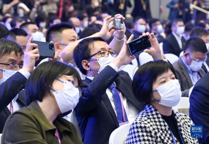 11月9日，參會(huì)者在開(kāi)幕式現(xiàn)場(chǎng)拍照。當(dāng)日，2022年世界互聯(lián)網(wǎng)大會(huì)烏鎮(zhèn)峰會(huì)在浙江烏鎮(zhèn)開(kāi)幕。新華社記者 李賀 攝