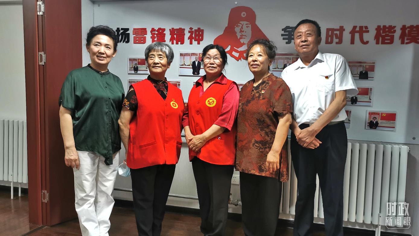 2021年8月，習(xí)近平到承德濱河社區(qū)居家養(yǎng)老服務(wù)中心調(diào)研。這是服務(wù)中心的志愿者代表。（總臺(tái)央視記者覃思拍攝）