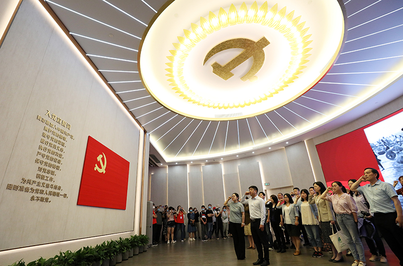 2021年6月3日，黨員在上海中共一大紀(jì)念館重溫入黨誓詞。