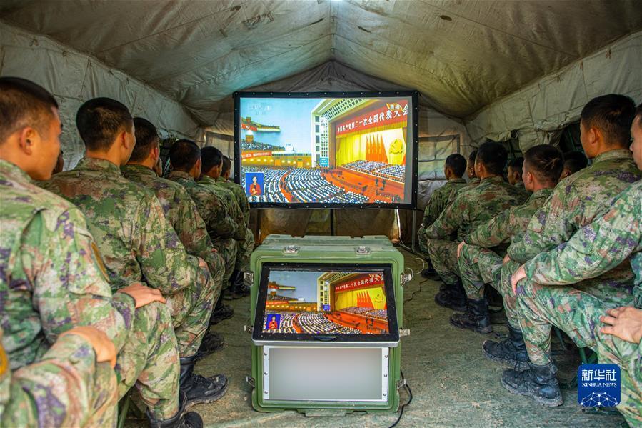 (二十大時(shí)光·圖文互動)(7)為如期實(shí)現(xiàn)建軍一百年奮斗目標(biāo)砥礪奮進(jìn)——全軍官兵認(rèn)真收聽收看黨的二十大開幕會并展開學(xué)習(xí)討論