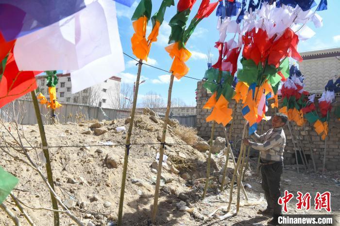 圖為拉薩街頭出售的五彩經(jīng)幡。　貢嘎來松 攝