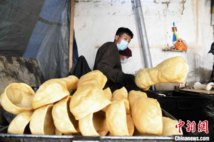 圖為拉薩手藝人制作藏歷新年供品“德卡”?！∝暩聛硭?攝