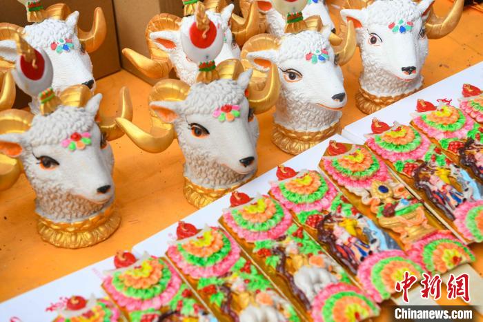 圖為拉薩市場上待售的吉祥羊頭。　貢嘎來松 攝